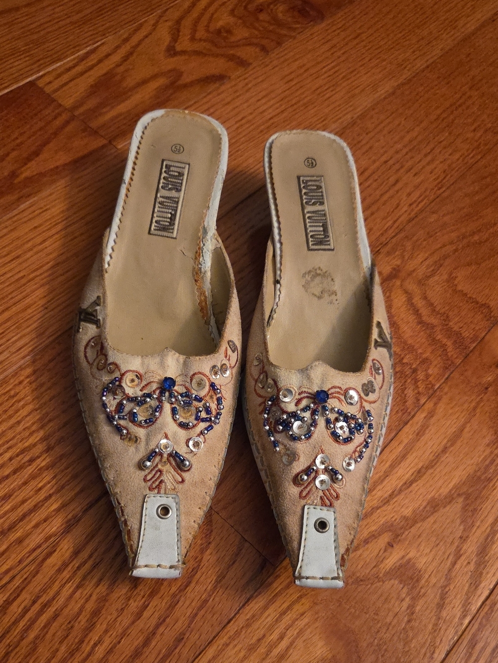 Style Louis Vuitton Beige Embellished Pointed Toe Mules